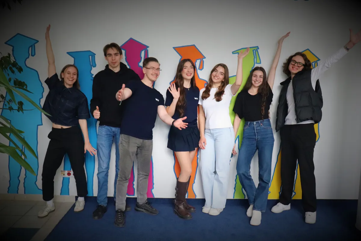 Studenci w nowoczesnym, miejskim otoczeniu